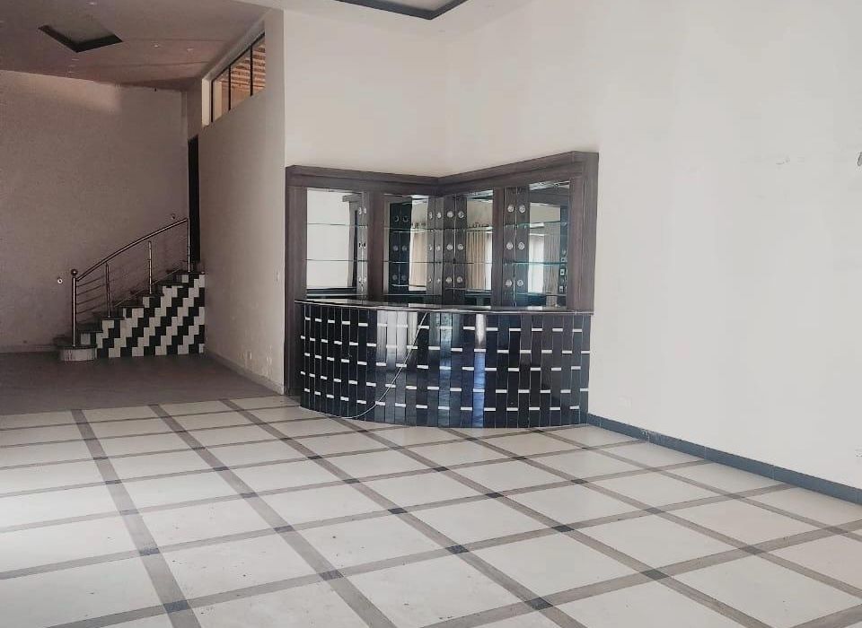 1.38Ac Mansion for Sale in Glen Lorne