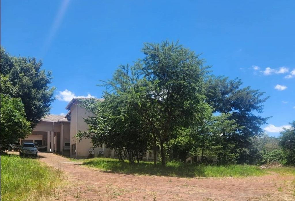 1.38Ac Mansion for Sale in Glen Lorne