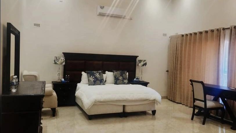 1.38Ac Mansion for Sale in Glen Lorne