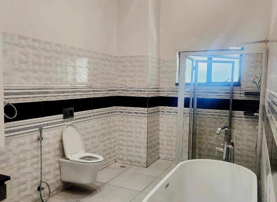 1.38Ac Mansion for Sale in Glen Lorne