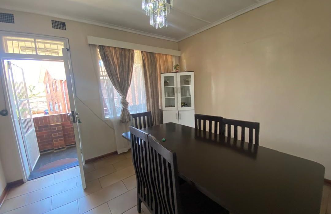 2 Bedroom Flat in Avondale for Sale 