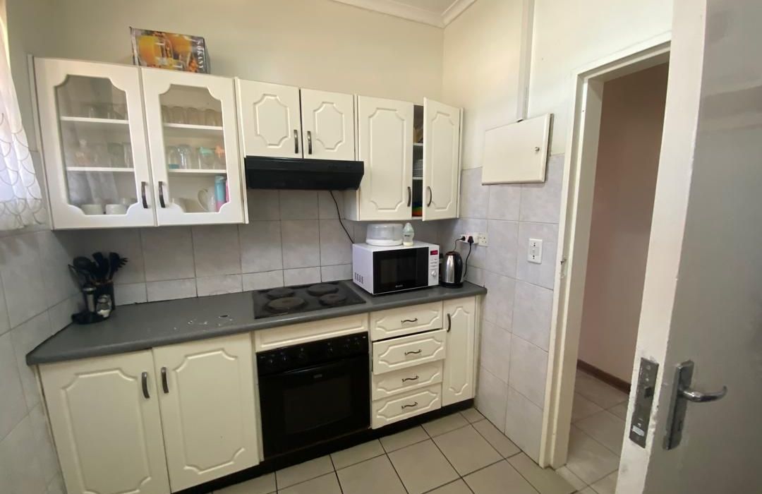 2 Bedroom Flat in Avondale for Sale 