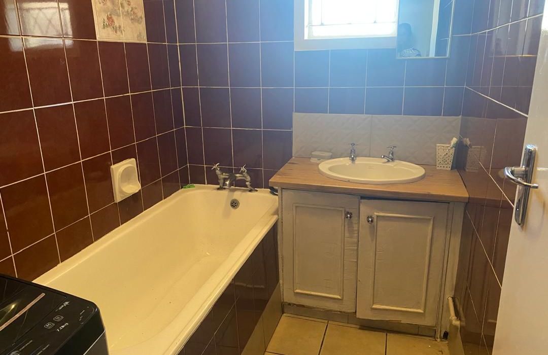 2 Bedroom Flat in Avondale for Sale 