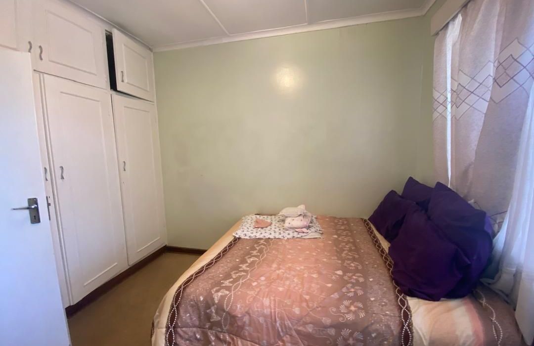 2 Bedroom Flat in Avondale for Sale 