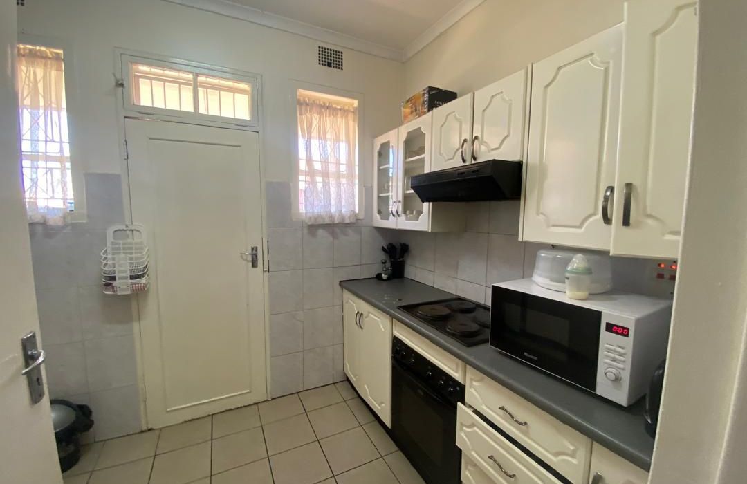 2 Bedroom Flat in Avondale for Sale 