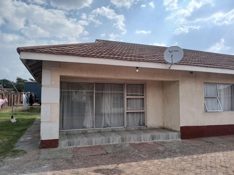 2 Bedroom Garden Flat in Tynwald North for Sale 