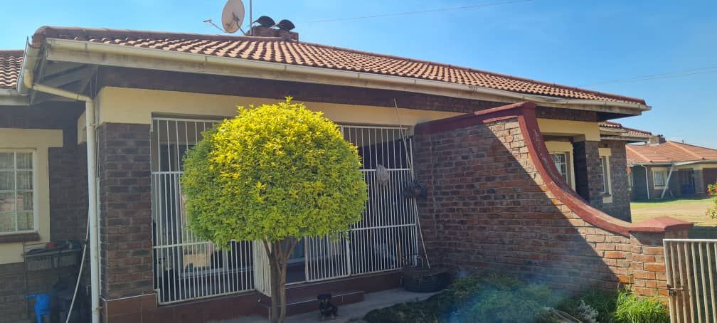 3 Bedroom Cluster House for Sale in Waterfalls 