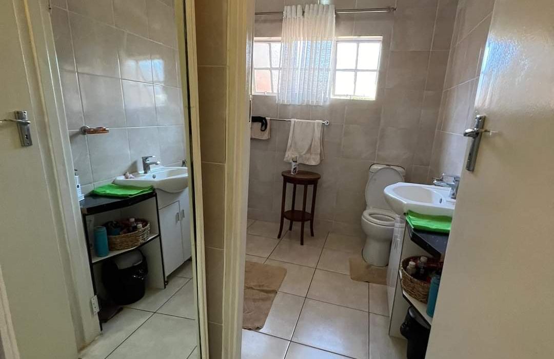 3 Bedroom Cottage for Sale in Borrowdale, Helensvale