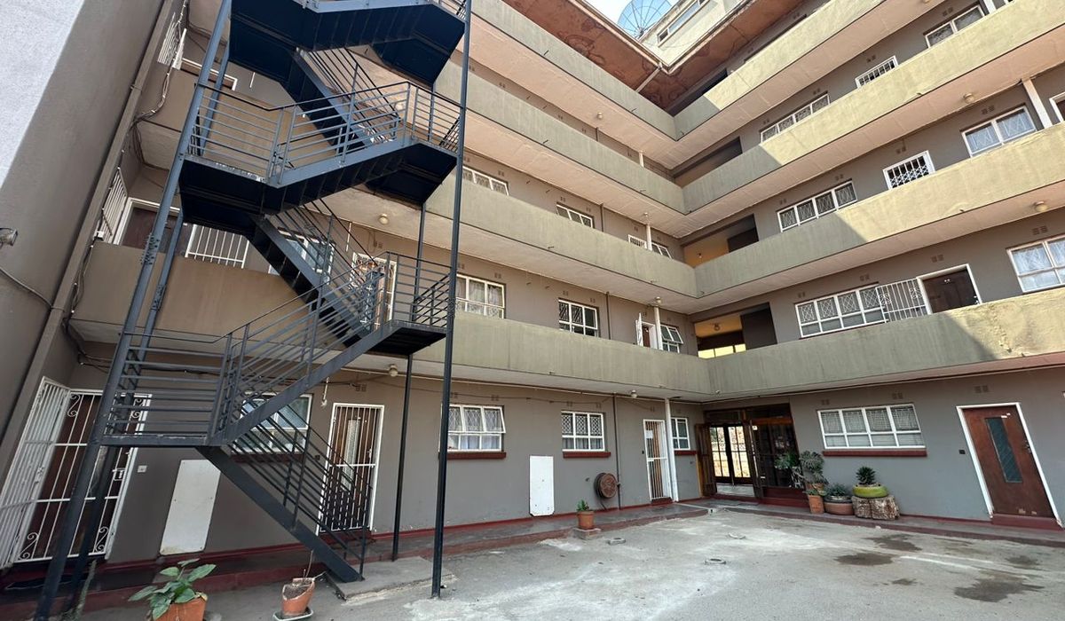 3 Bedroom Flat in The Avenue for Sale 