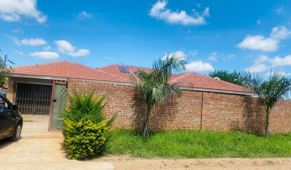 3 Bedroom House for Sale in Queenspark West, Bulawayo 