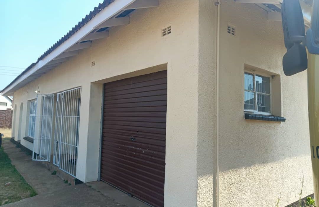 3 Bedroom Unit in a Complex in Westgate 