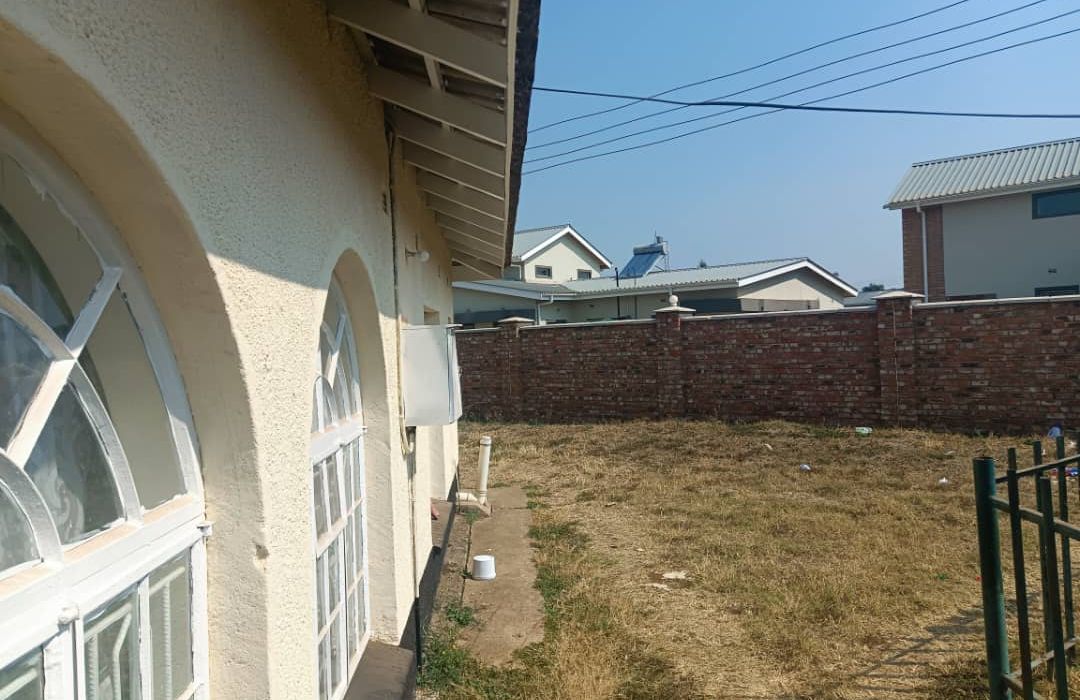 3 Bedroom Unit in a Complex in Westgate 