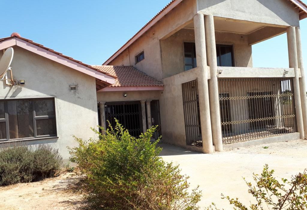 4 Bedroom Double Storey House in Crowhill for Sale 