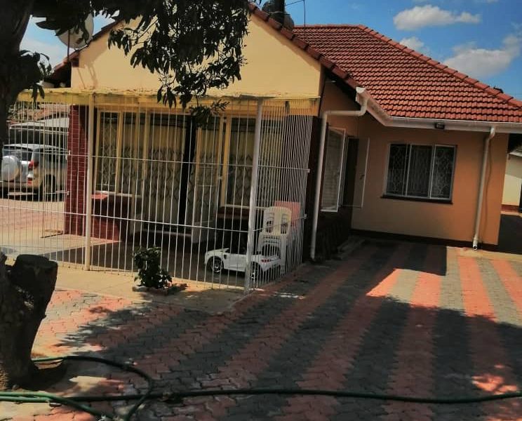4 Bedroom House for Sale in Braeside 
