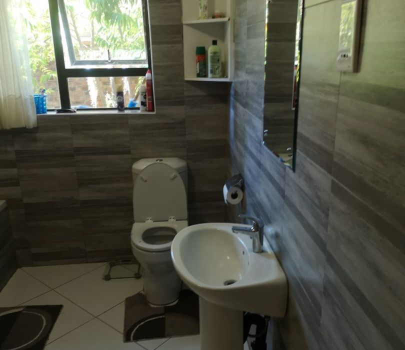 4 Bedroom House for Sale in Fairveiw 
