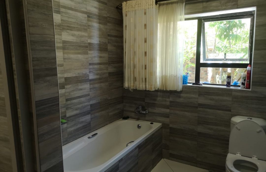 4 Bedroom House for Sale in Fairveiw 