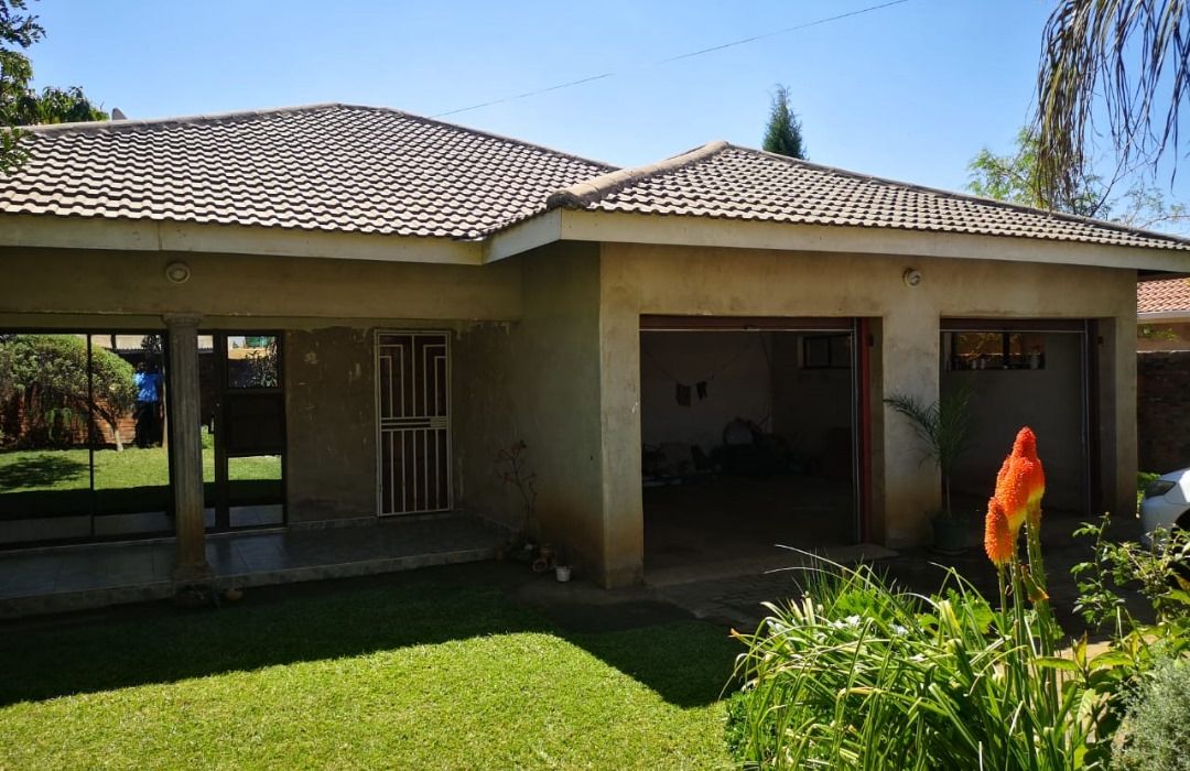 4 Bedroom House for Sale in Fairveiw 