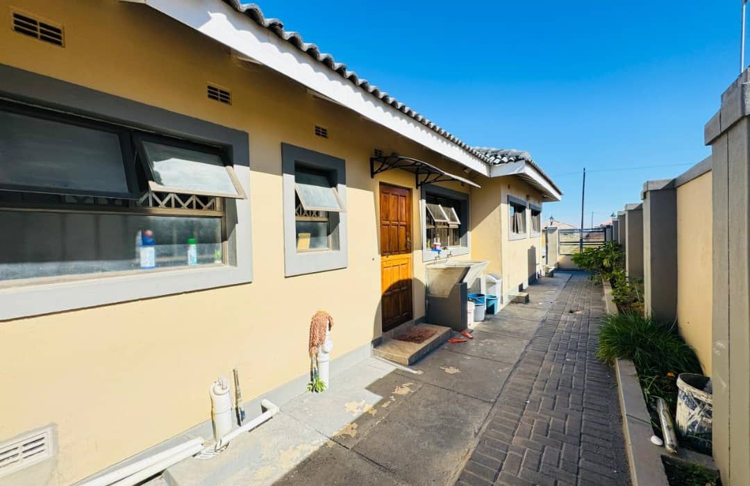 4 Bedroom House for Sale in Ruwa, Mabvazuva Estate, Phase One 1