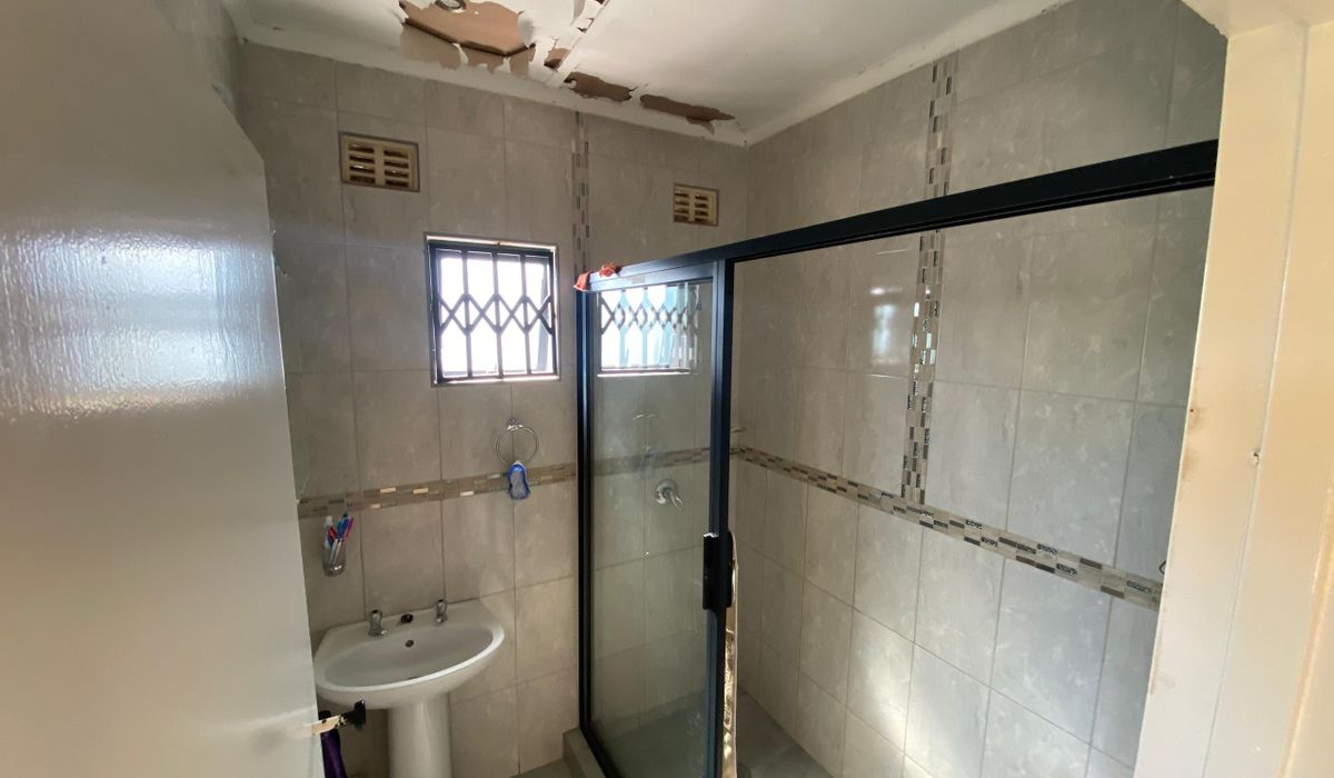 4 Bedroom House in Magwegwe North, Bulawayo for Sale 