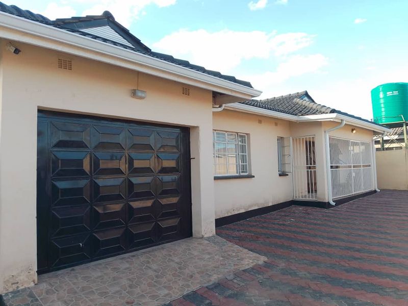 4 bedroom house in Mainway Meadows 