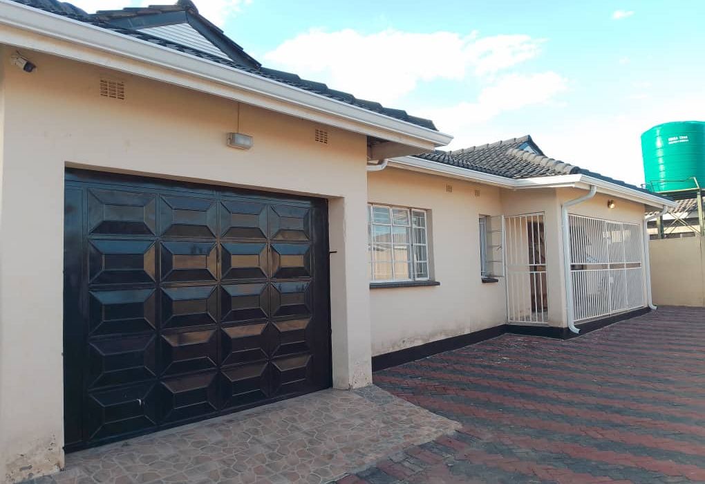4 bedroom house in Mainway Meadows 