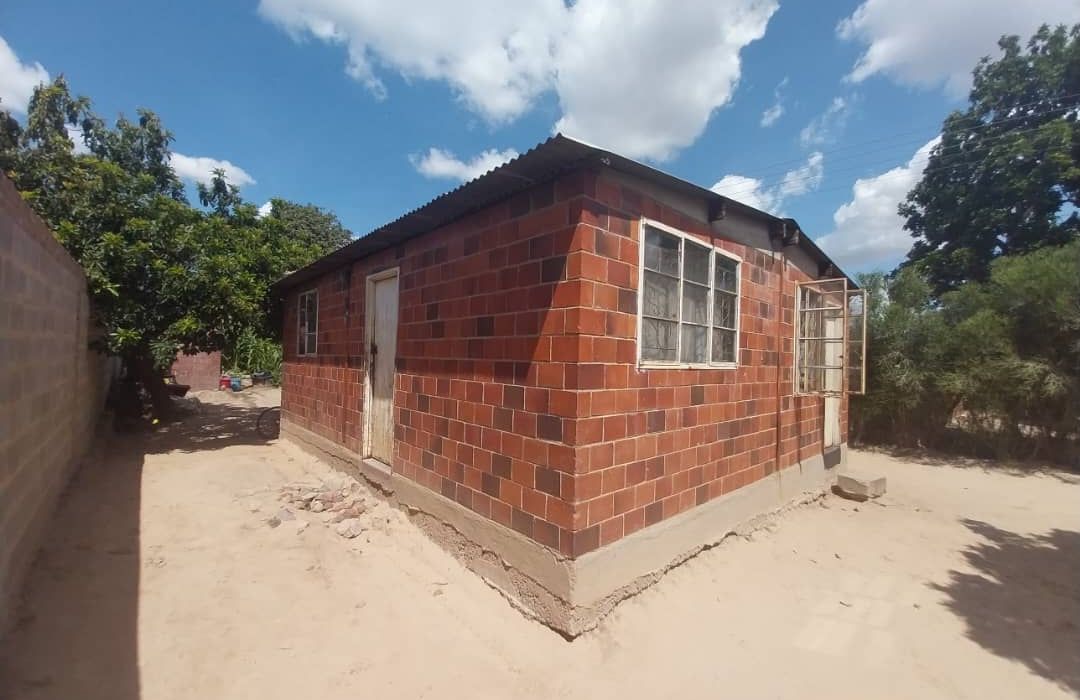 4 Room House in New Magwegwe For Sale 