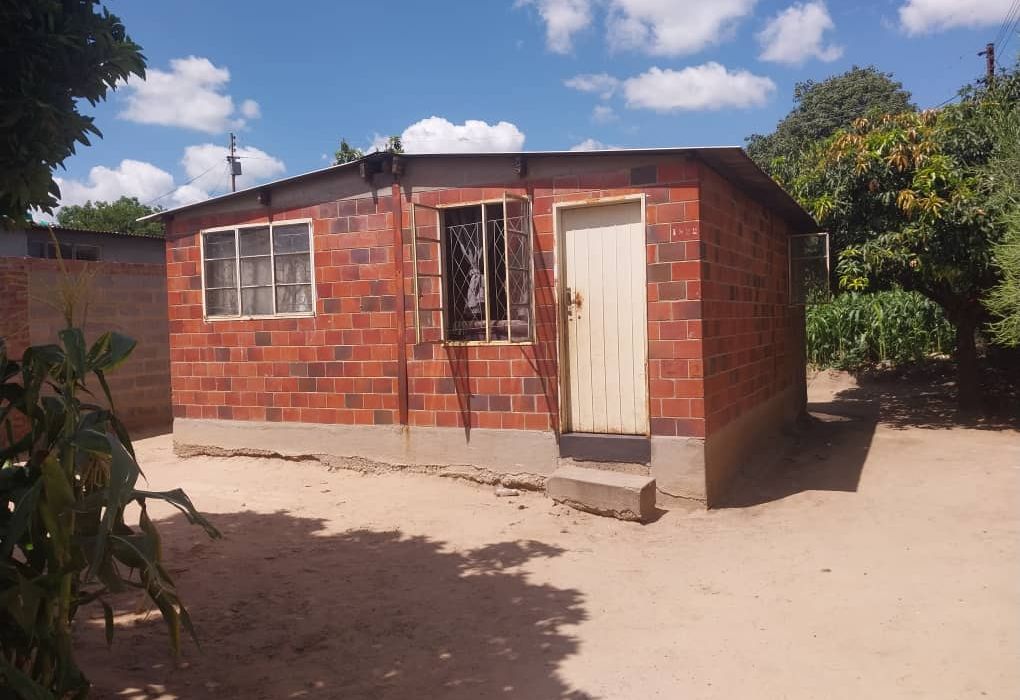 4 Room House in New Magwegwe For Sale 