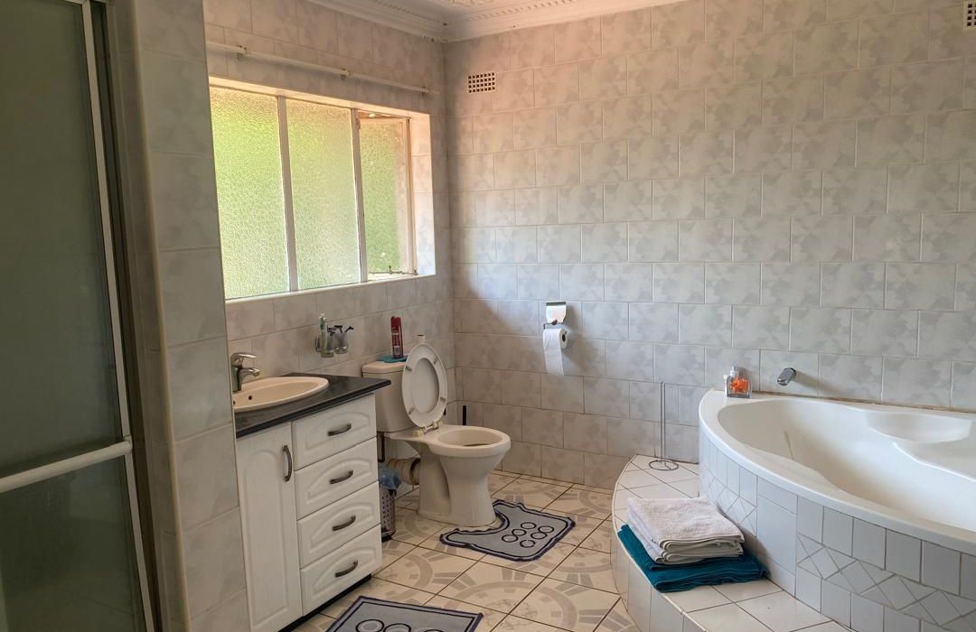 5 Bedroom Double Storey House for Sale in Glen Lorne 