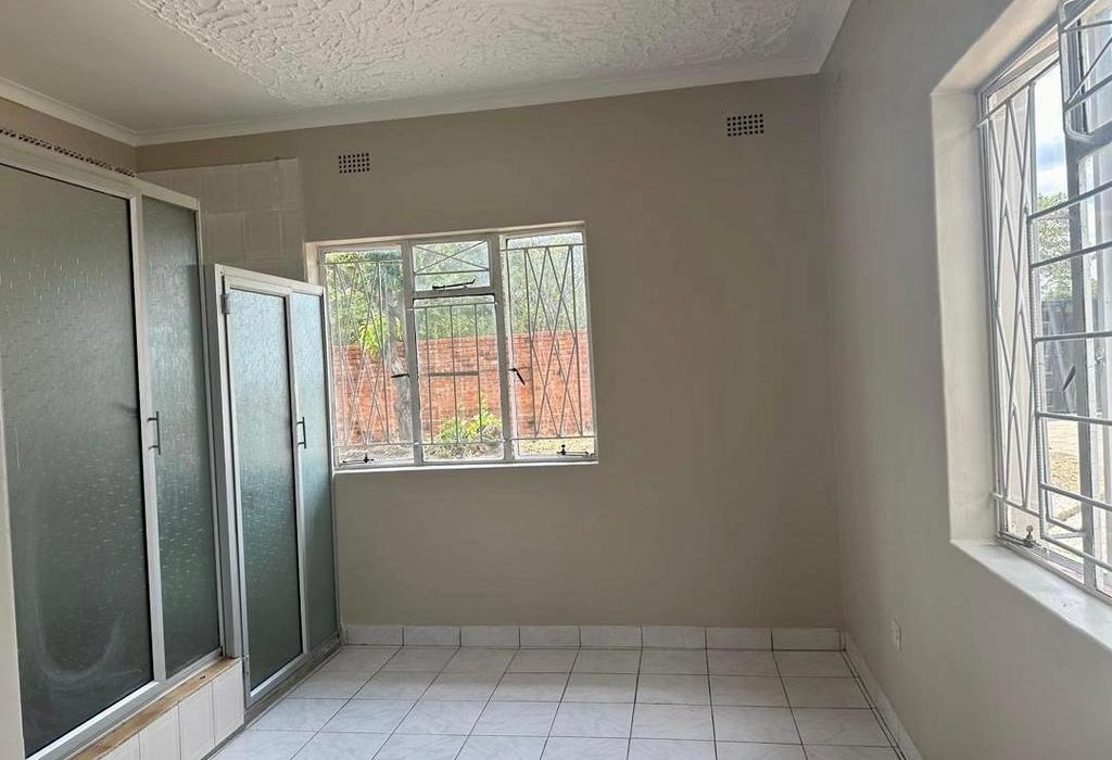 5 bedroom Family Home with Cottage in Emerald Hill 