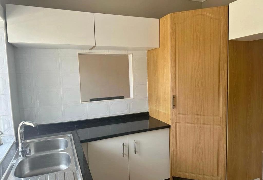 5 bedroom Family Home with Cottage in Emerald Hill 
