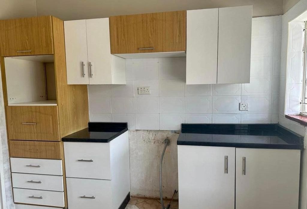 5 bedroom Family Home with Cottage in Emerald Hill 