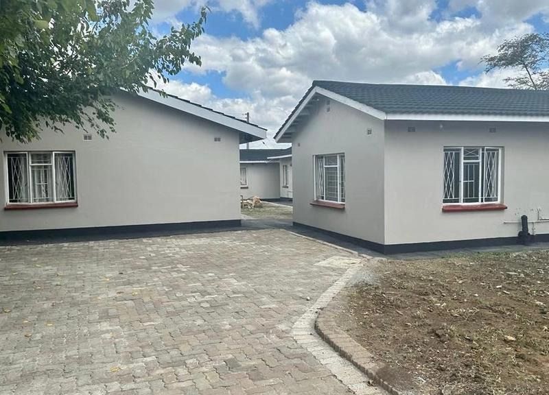 5 bedroom Family Home with Cottage in Emerald Hill 