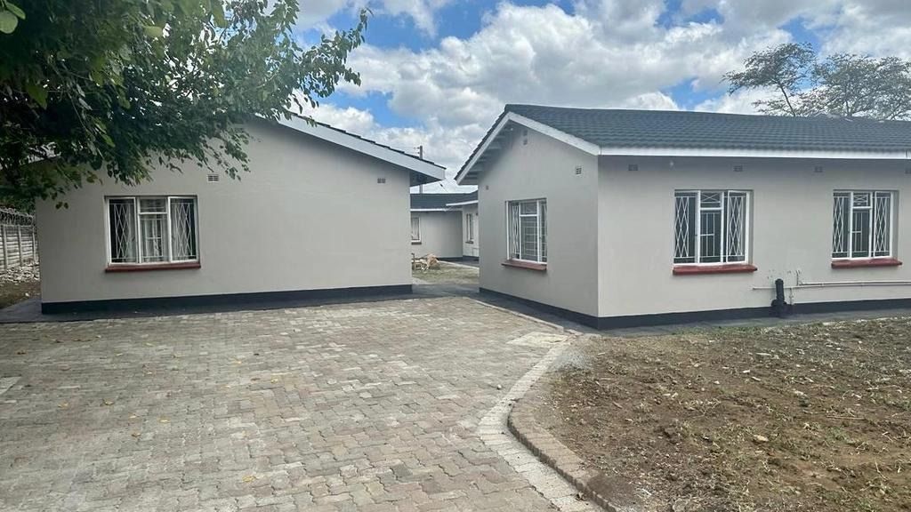 5 bedroom Family Home with Cottage in Emerald Hill 