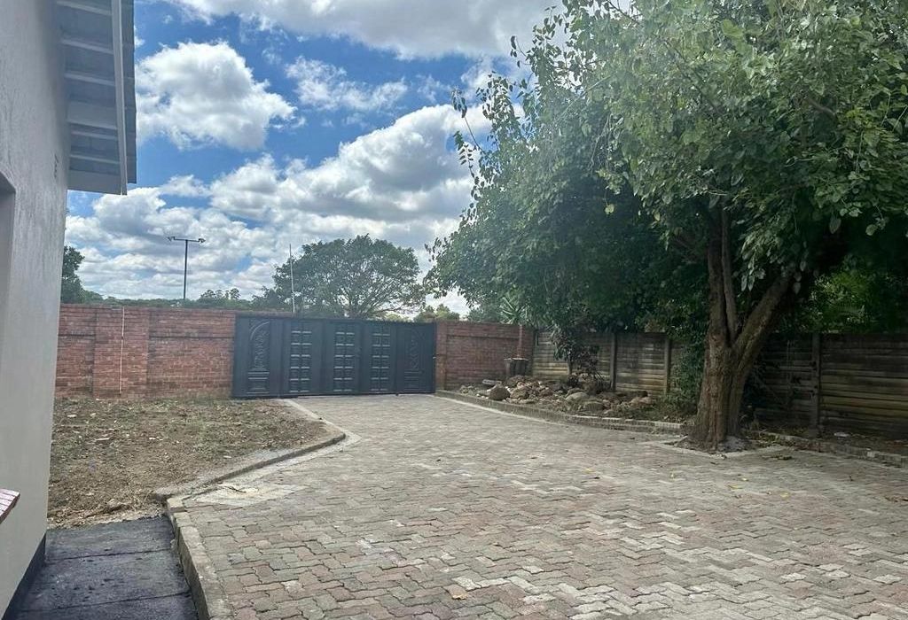 5 bedroom Family Home with Cottage in Emerald Hill 