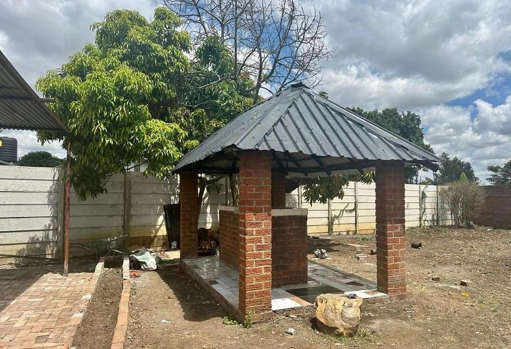 5 bedroom Family Home with Cottage in Emerald Hill 