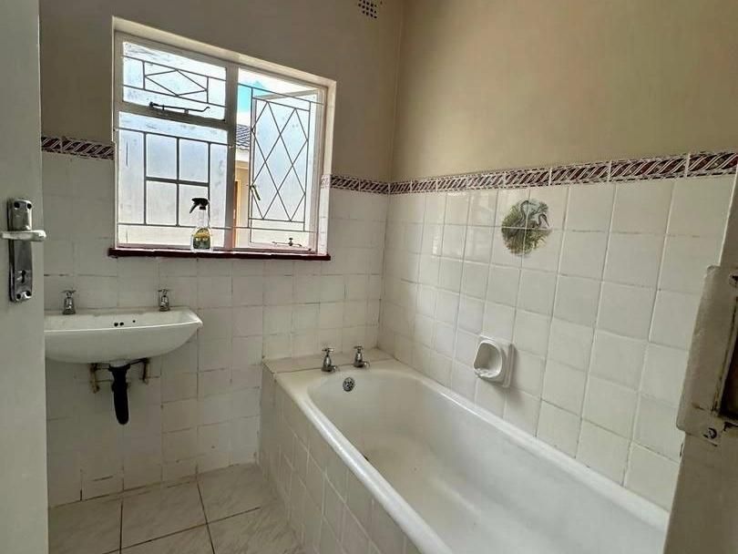 5 bedroom Family Home with Cottage in Emerald Hill 