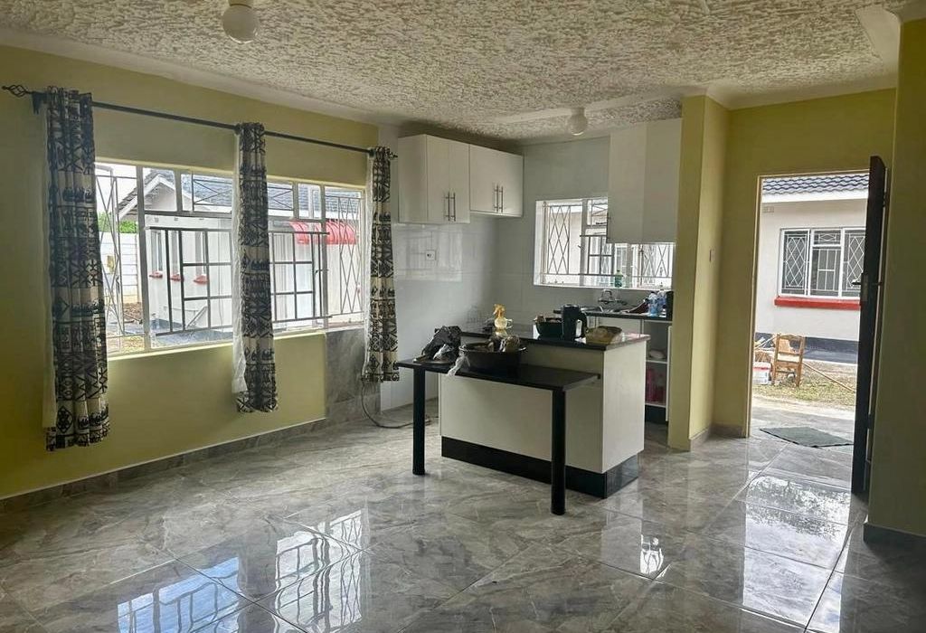 5 bedroom Family Home with Cottage in Emerald Hill 