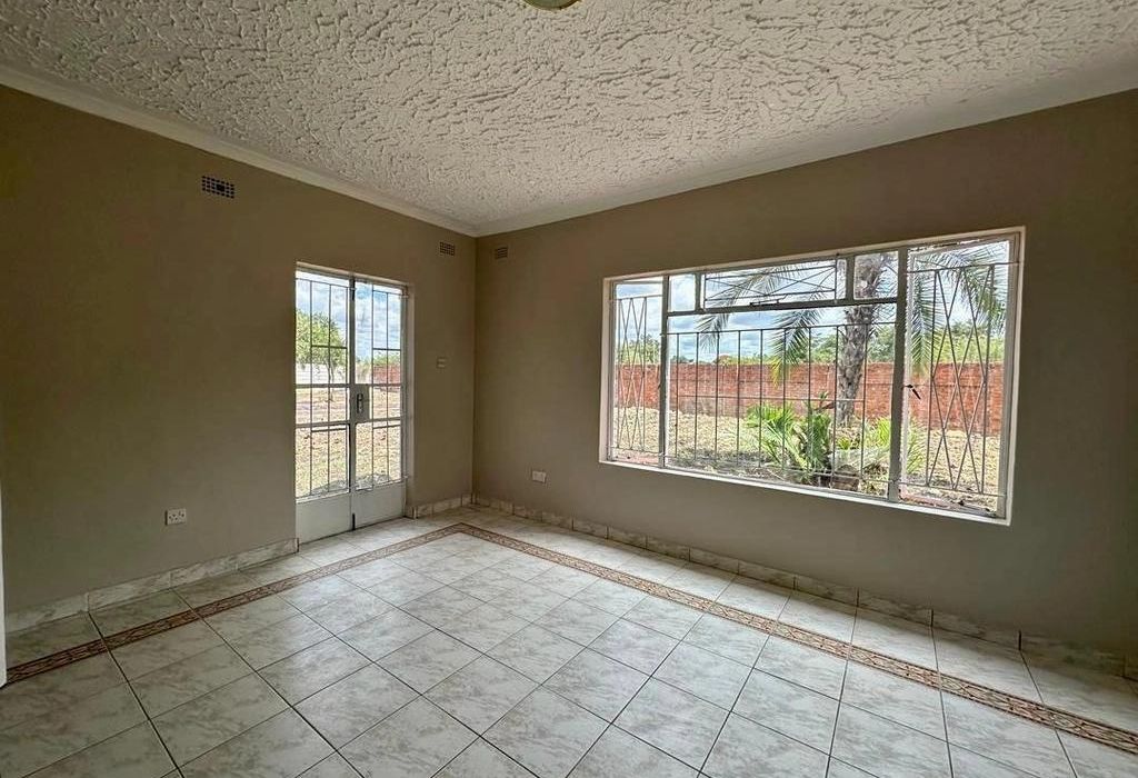 5 bedroom Family Home with Cottage in Emerald Hill 