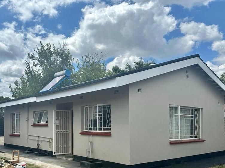 5 bedroom Family Home with Cottage in Emerald Hill 