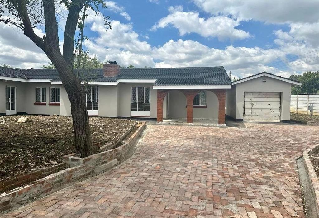 5 bedroom Family Home with Cottage in Emerald Hill 