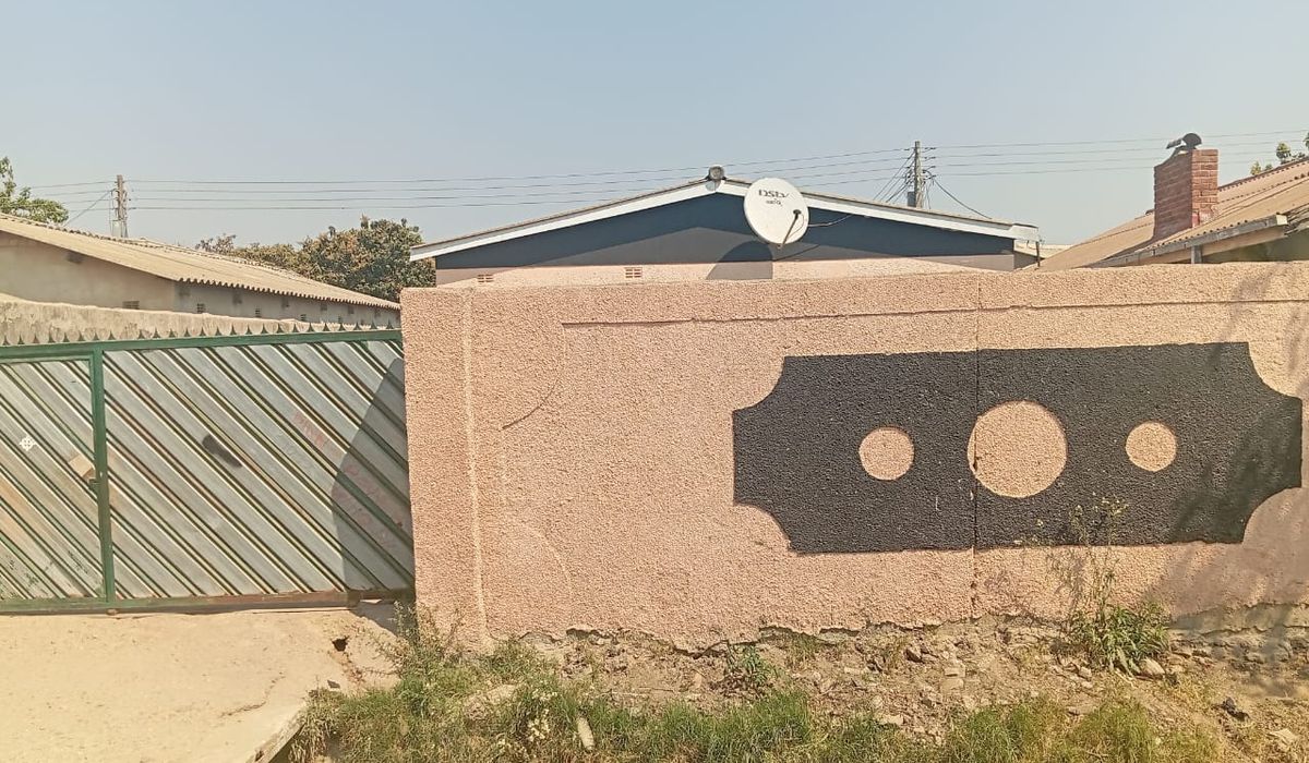 5 Bedroom House for sale in Chitungwiza, Seke Unit M