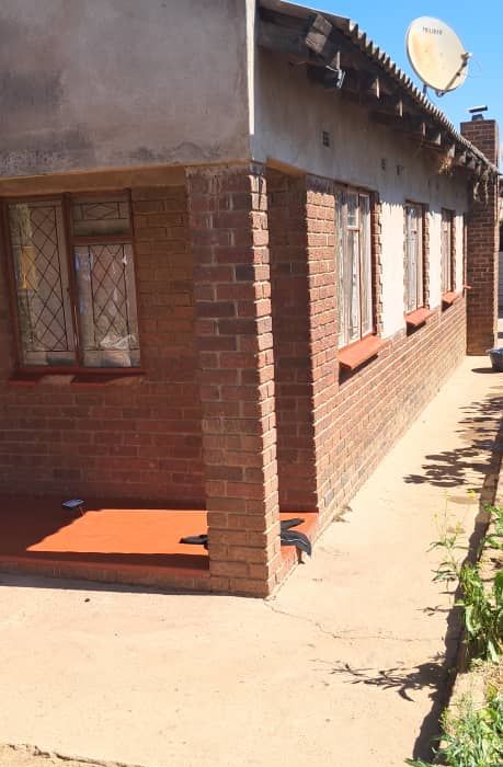 6 Bedroom House in Budiriro 1 for Sale 