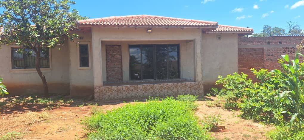 6 incomplete bed house for sale in Charlotte Brooke