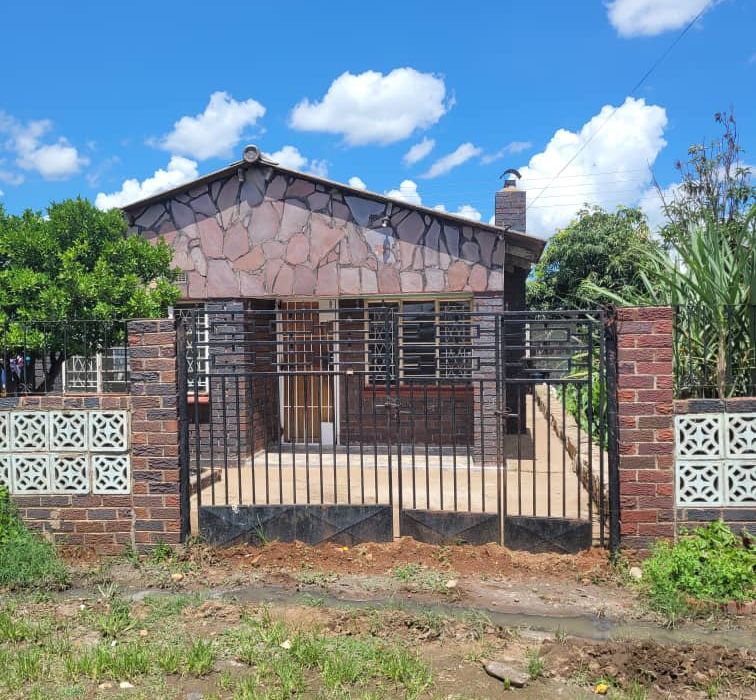 7 Room House in Glen View 2 for Sale 
