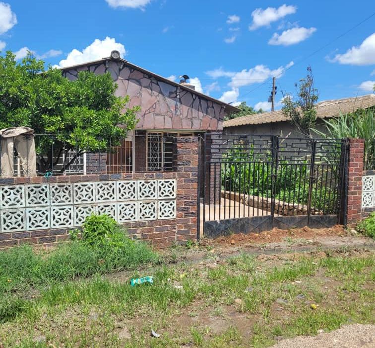 7 Room House in Glen View 2 for Sale 