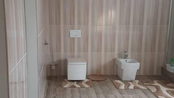 8 bedroom house in Gletwyn