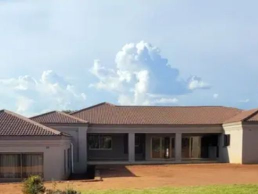 8 bedroom house in Gletwyn