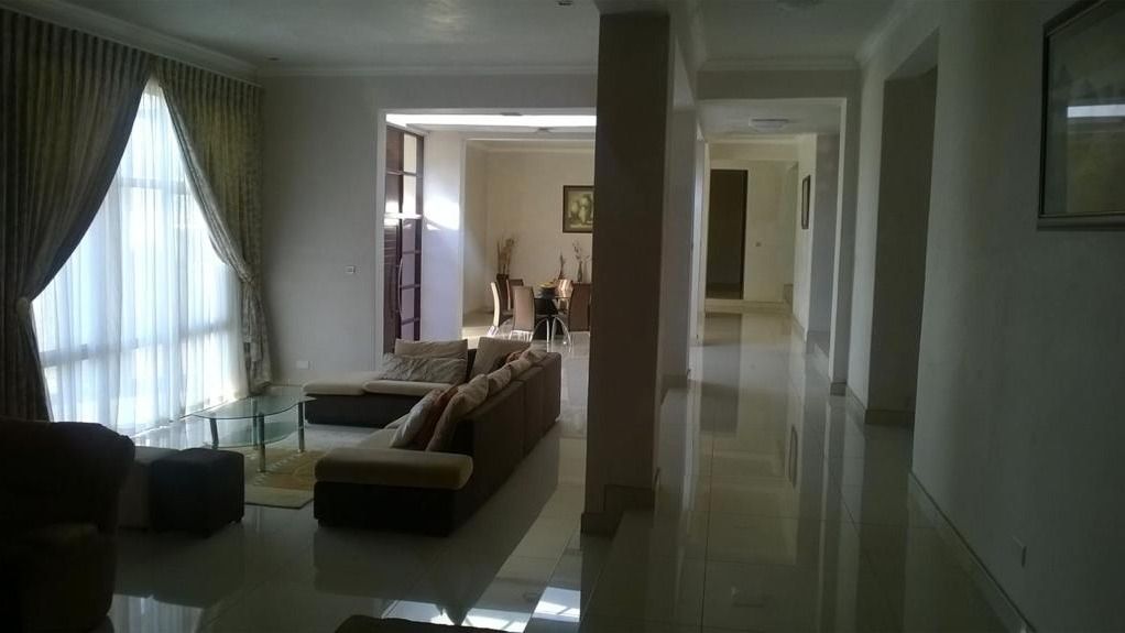 8 bedroom house in Gletwyn