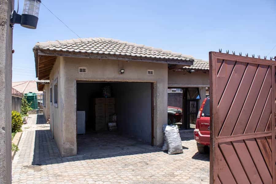 Modern Offering- Neat and Solid Home in Mainway Meadows