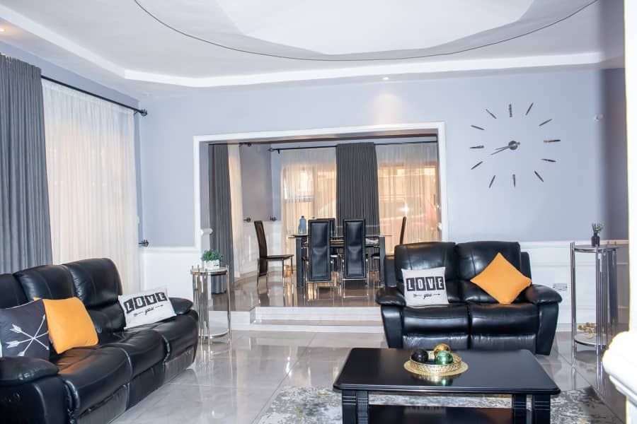 Modern Offering- Neat and Solid Home in Mainway Meadows